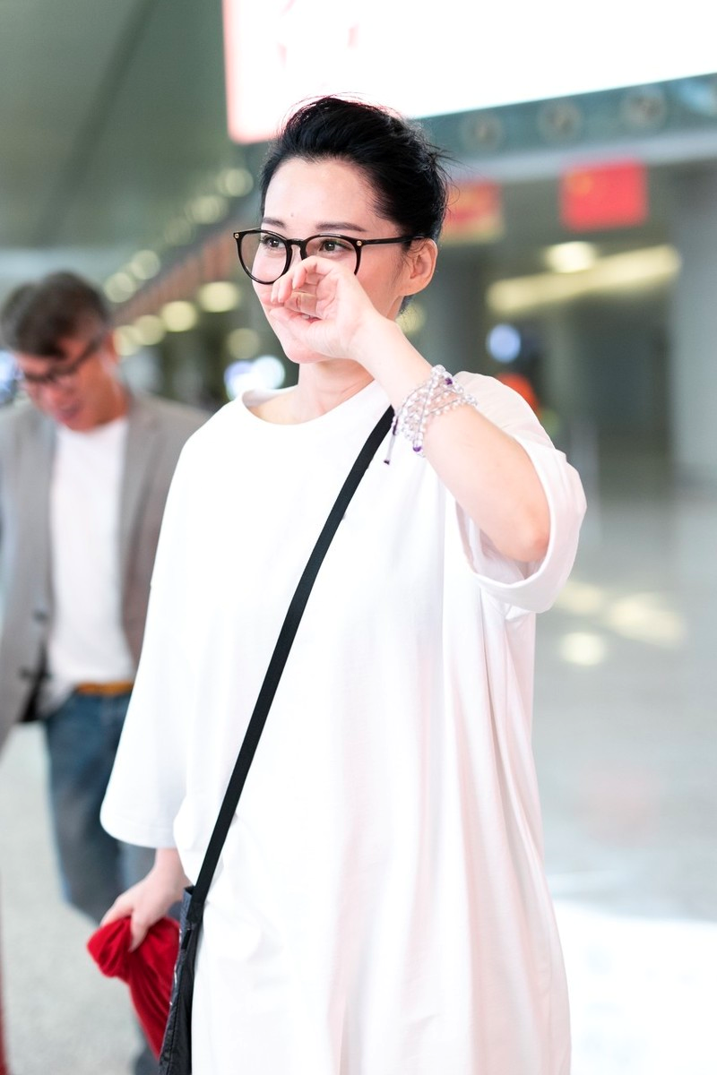 许晴真是冻龄女神穿长款白色t恤走机场减龄时髦气场全开