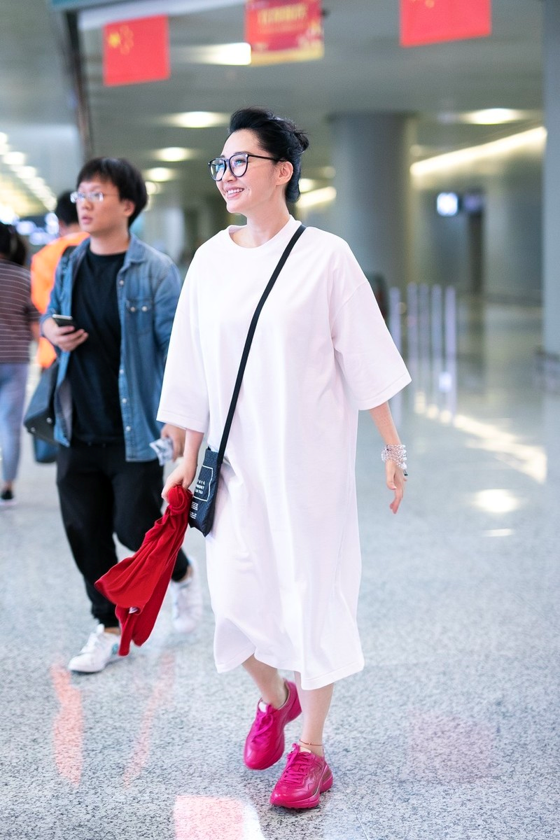 许晴真是冻龄女神,穿长款白色t恤走机场减龄时髦,气场全开