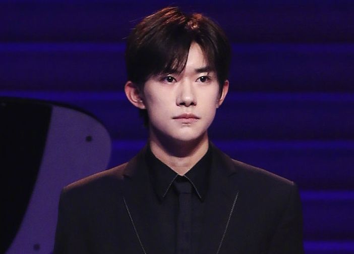 易烊千玺金鸡奖生图看清脸上青春痘无法抵挡他帅气