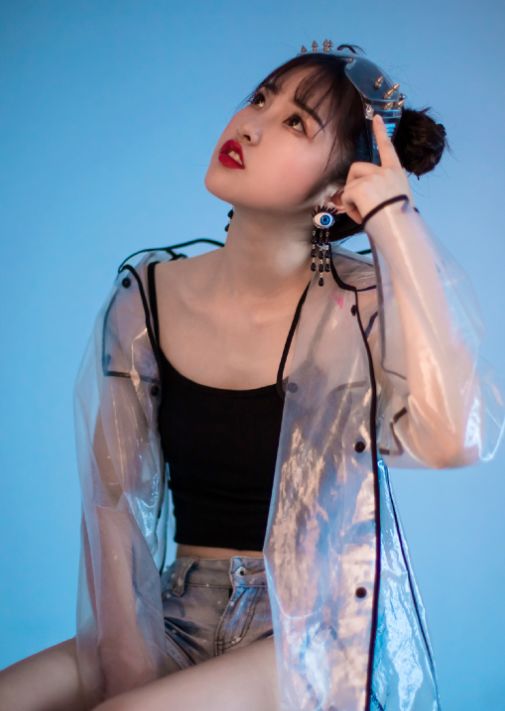 次惑小仙女"未成年身材",穿"3cm"短衣a爆