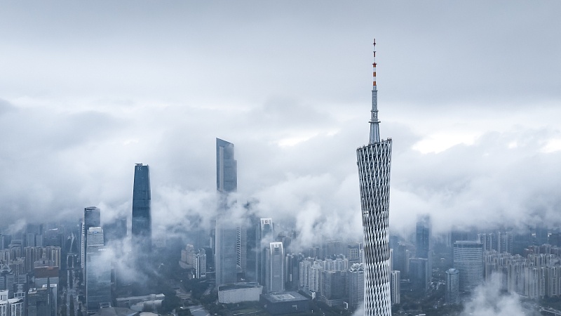 广州出现云墙 "小蛮腰"穿越云层恍若仙境