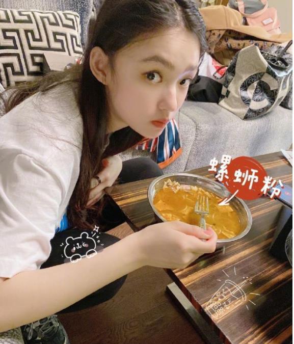 明星宋祖儿林允都在吃螺蛳粉吃法还不一样看到吴昕的瞬间馋哭