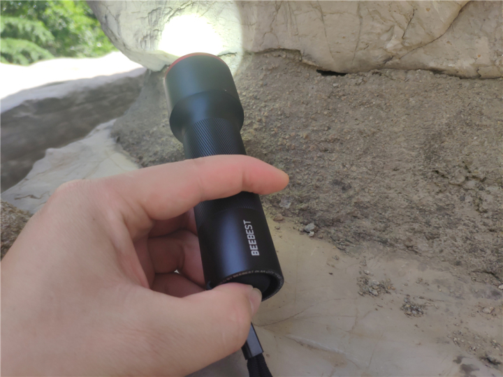 极蜂新品手电筒高亮度多模式长续航