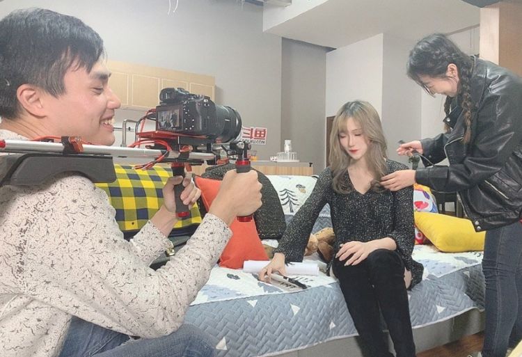 腐团儿穿v领衣拍照男友视角下的摄影师口水都流出来了