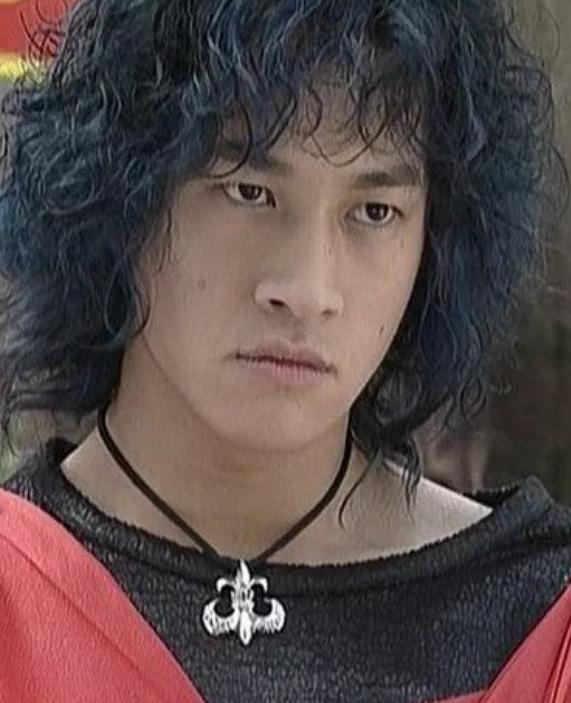 将目光放在何润东饰演"步惊云"的那个时候,这一顶凌乱的长卷发无疑就