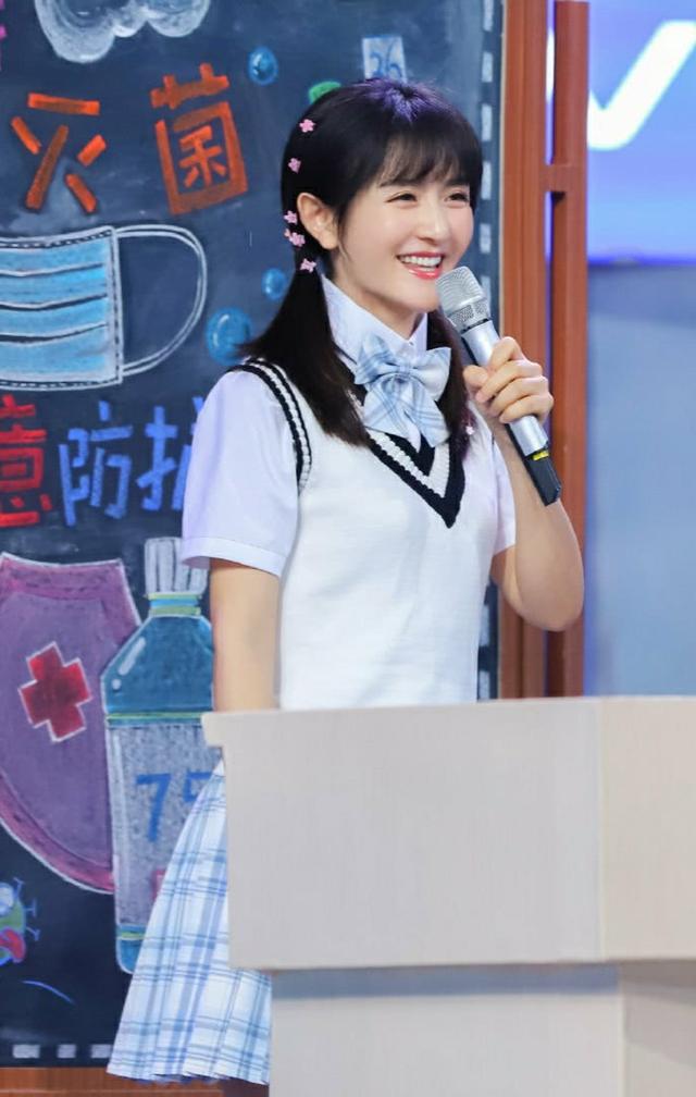 谢娜39岁了还穿jk制服?看她穿出了"奶棒腿"后,黑粉瞬间闭嘴