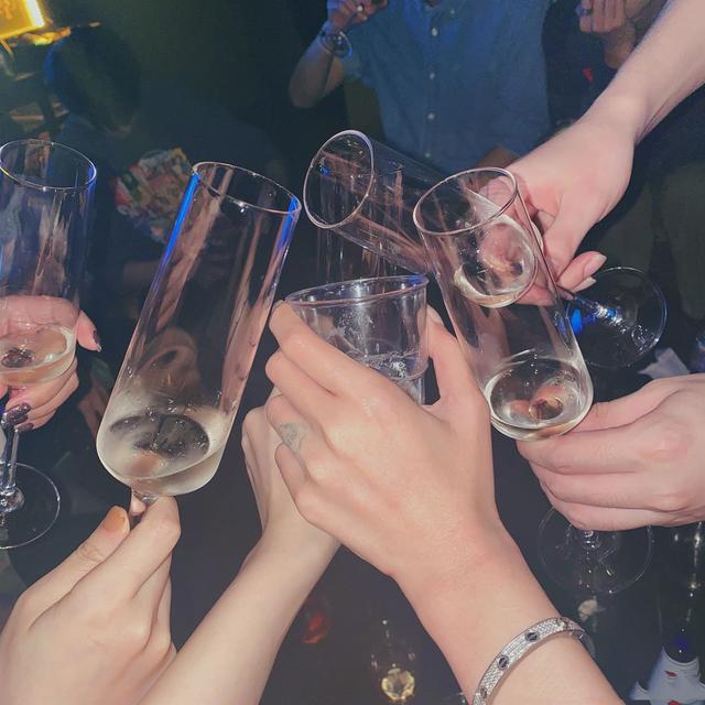 周扬青雪莉彻夜蹦迪,众人唱k喝酒狂欢