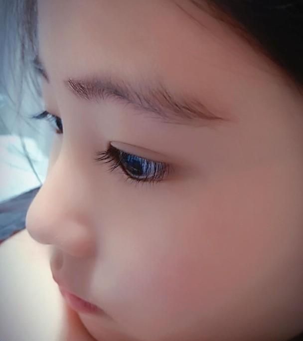 郭羡妮女儿八岁生日晒珍贵旧照长相标致清纯可爱像极了妈妈