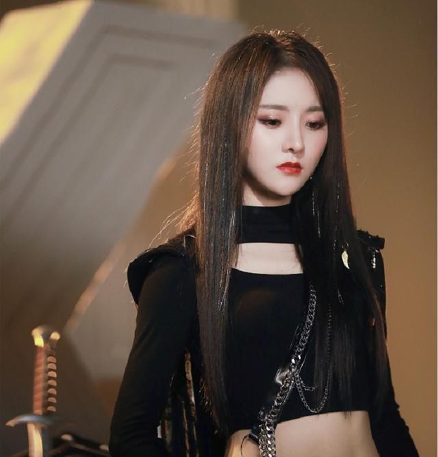 莫寒好惨一女的,被《青你2》淘汰不算,还要被节目组追要接发费