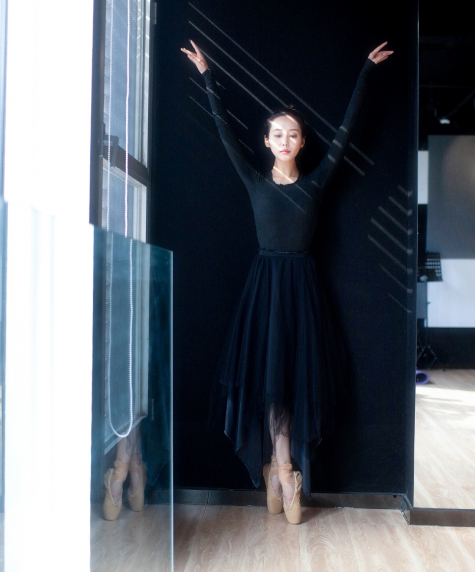 真不愧是芭蕾舞演员,李纯穿大红色纱裙出镜,踩舞鞋脚背成直线了