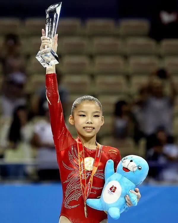 她是体操冠军,退役多年却依旧单身,常因身高被人看成小学生