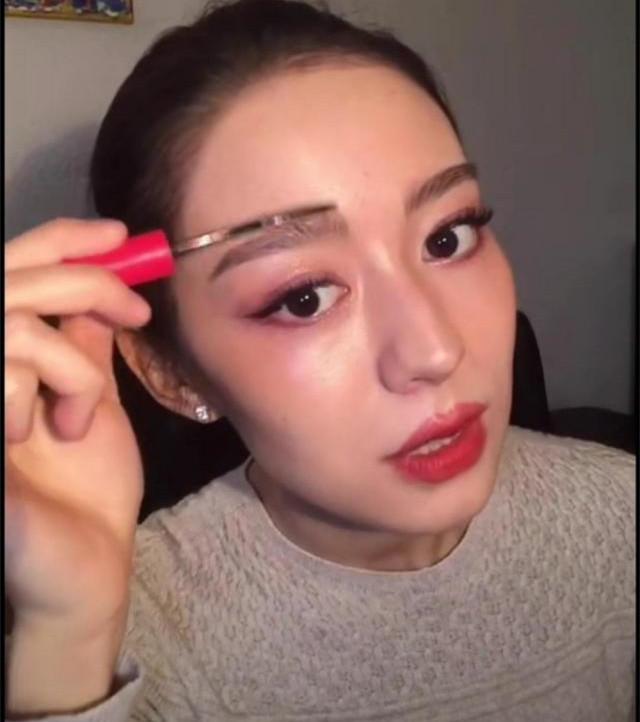 吉娜审美太糟!欧美妆让颜值下降一半,过时穿搭和婆婆像一个时代