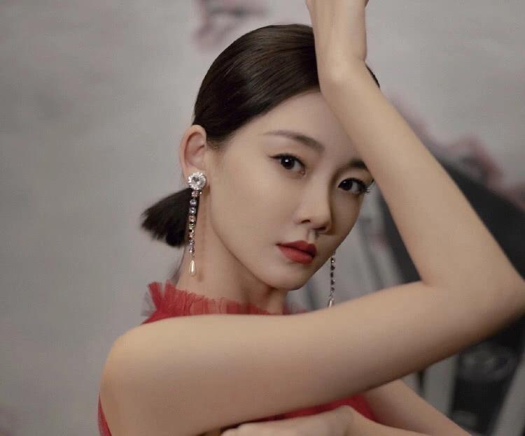 郑恺苗苗婚后再秀恩爱,女方社交平台只关注郑恺一人,情侣头像