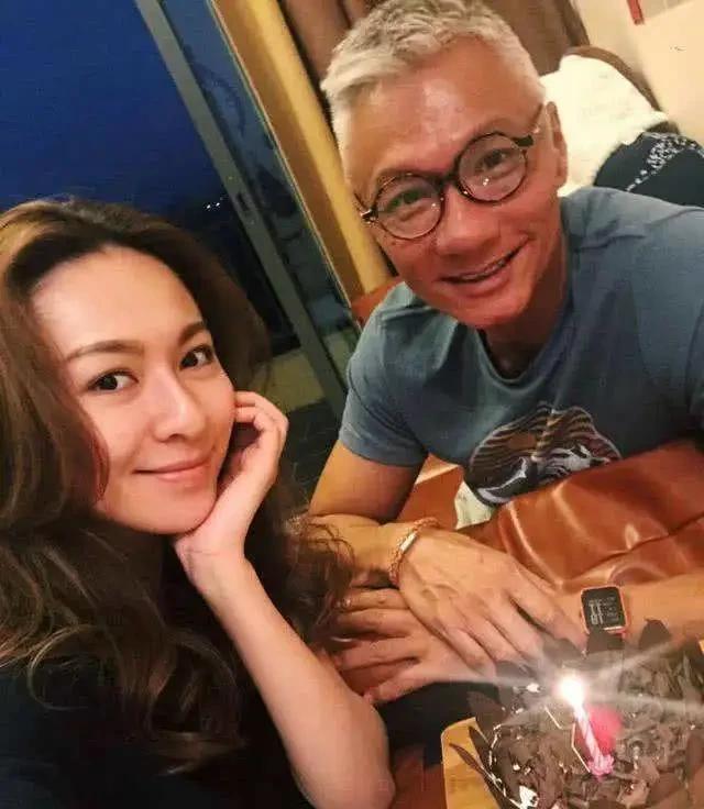 他是刘嘉玲的前男友两次经商失败妻离子散如今60岁沦落到卖房