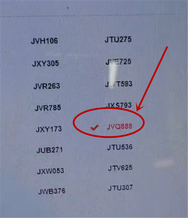 靓号再现车管所这次是888车牌牌值5位数车主50选1选中