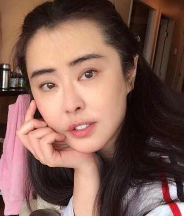 老年邱淑贞碰到老年王祖贤,谁是天然美,差别太明显