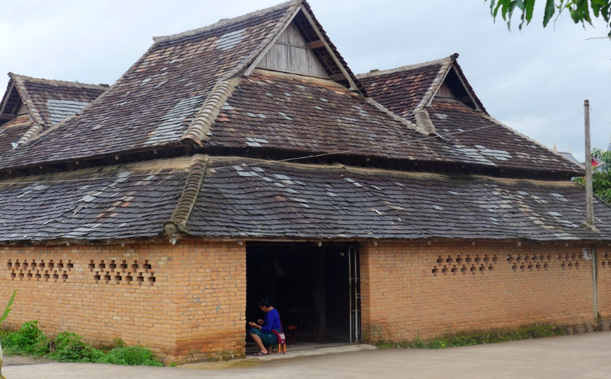 云南这个山寨房屋都是汉式偶有人家以傣式筑屋像悉尼歌剧院