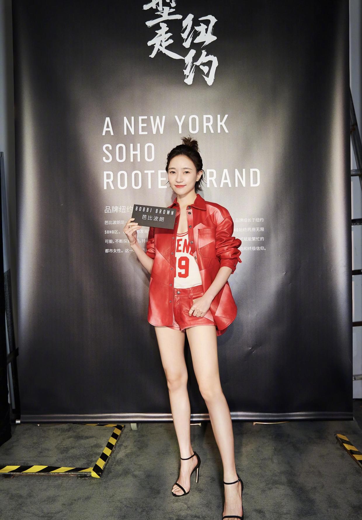 焦俊艳终于秀身材穿红色look套装清新俏皮穿短裤秀美腿太抢眼