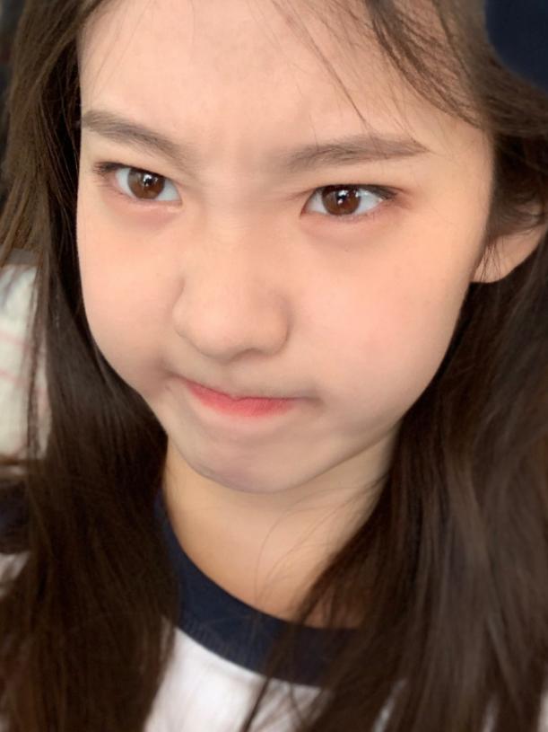 不懂为何张艺凡只留长直发看她曾经的卷发形象这谁能认得出