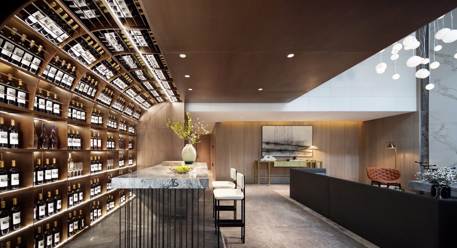 设计师在休闲厅后方,设置了一处品酒区域,成排成列摆放的红酒,还有深