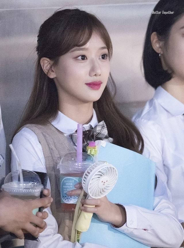 韩国女团april成员李娜恩 甜美与可爱完美呈现