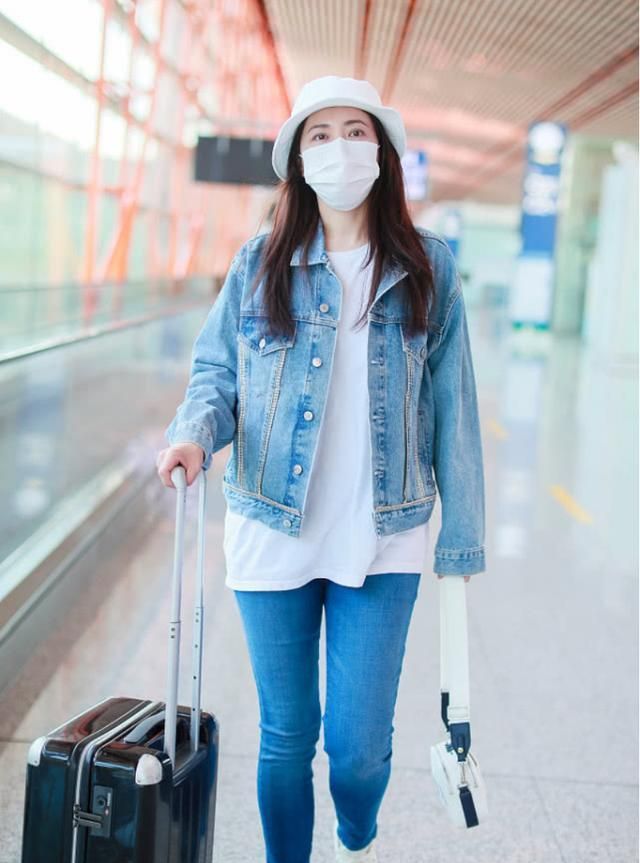 曾黎一身牛仔套装走机场文艺造型很简约笑起来时还挺美
