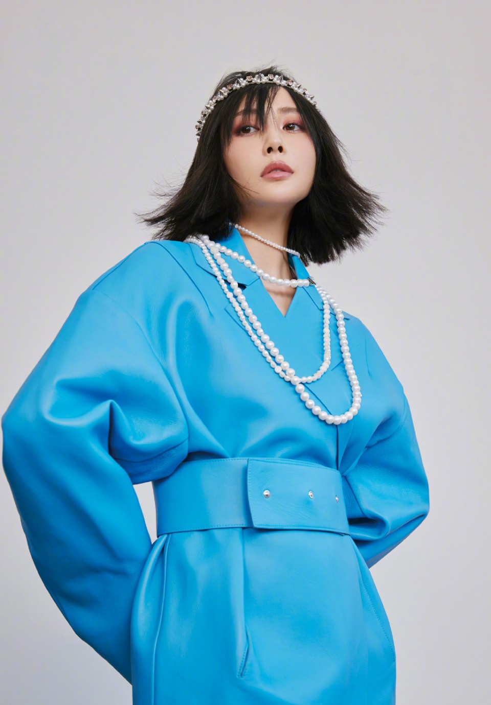 真不愧是芭蕾舞演员,李纯穿大红色纱裙出镜,踩舞鞋脚背成直线了