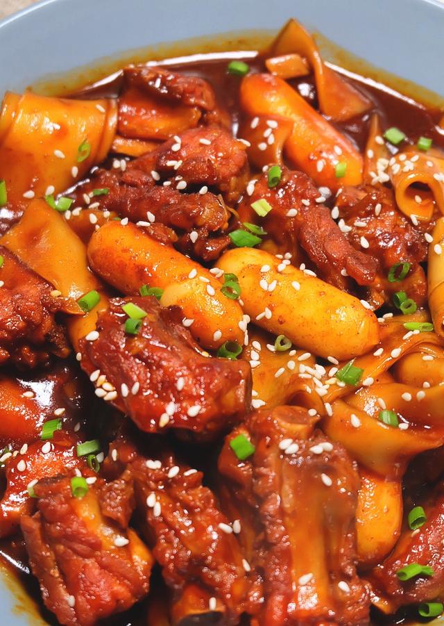 韩式排骨烧年糕教程,炖的软烂的排骨真的超级绝!还有年糕