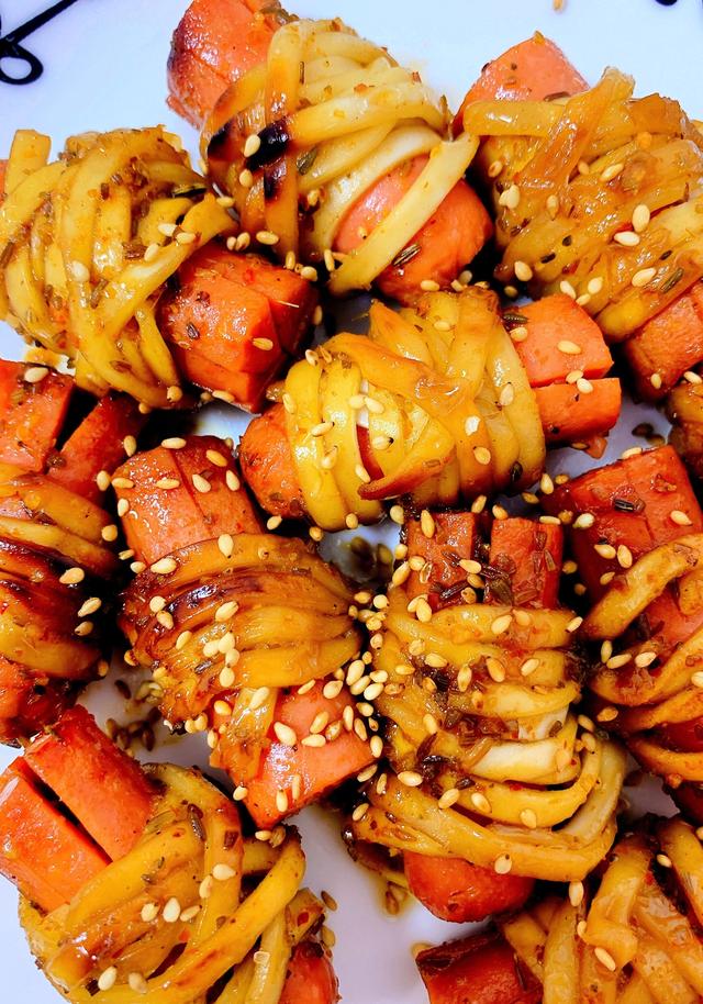 孜然面线肠教程,有一点点像千丝万缕虾,外面的面条煎的酥酥脆脆