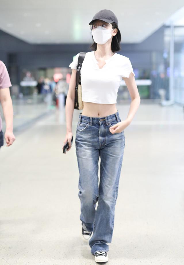 来品品乔欣的腰,怕只有20厘米,穿短上衣配牛仔裤,细得过分了