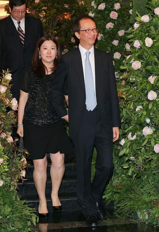 伏明霞跟大26岁老公现身一袭小黑裙身材丰腴满脸富态好福气