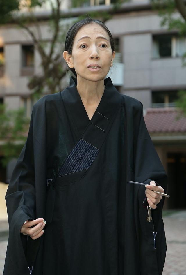 62岁台湾富婆许纯美与友人下午茶罕见素颜露脸瘦骨嶙峋尽显憔悴