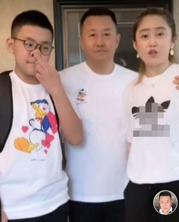 "长贵"一家三口罕同框,12岁儿子个头赶超爸