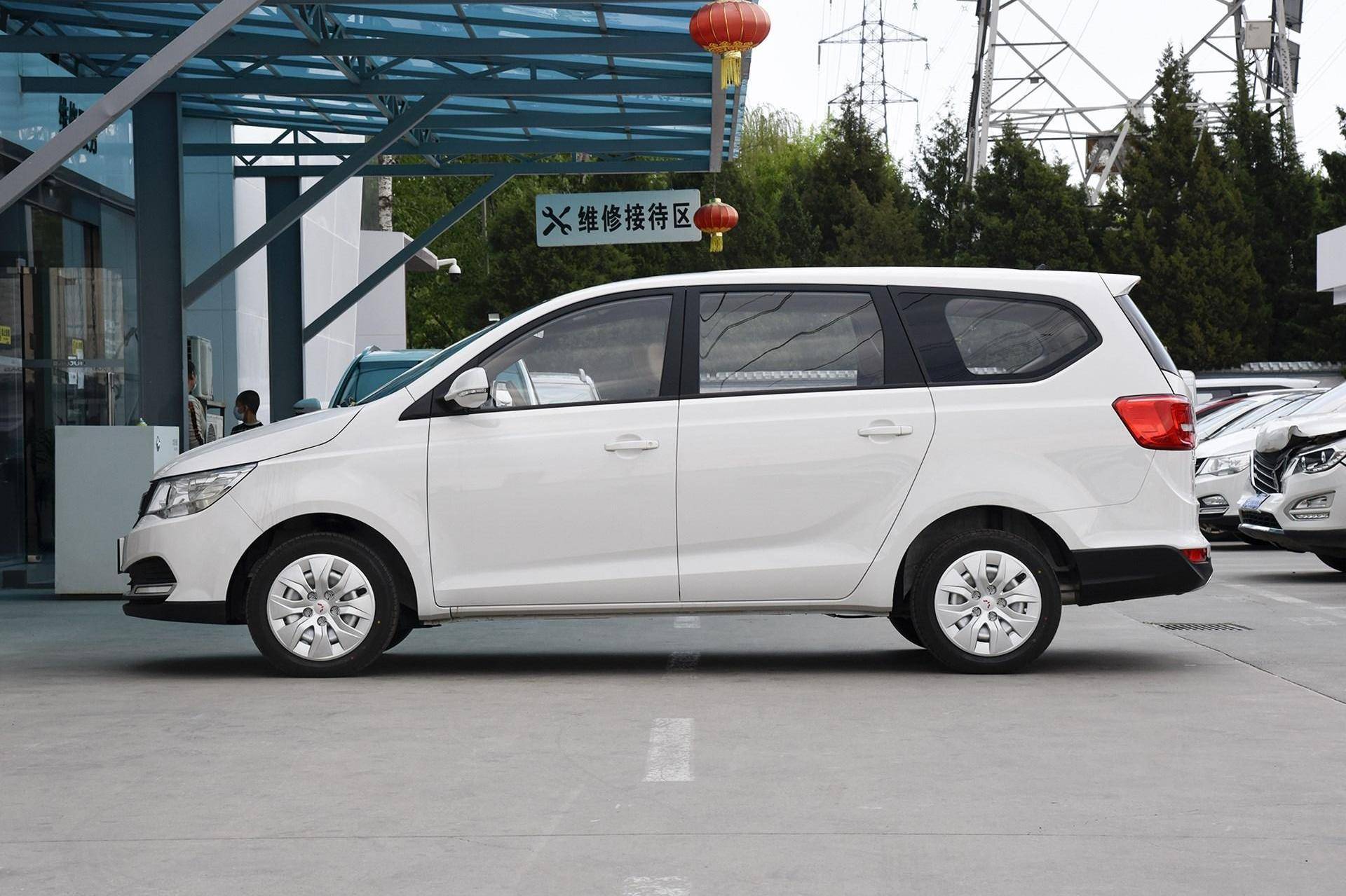 730升级为大8座!再度降价,挂上五菱标,后驱mpv也太省油了吧