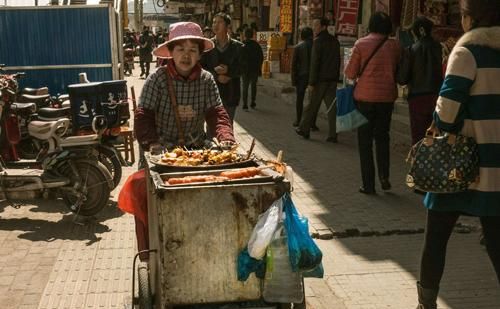 很多下岗工人无经济来源,应该如何面对?