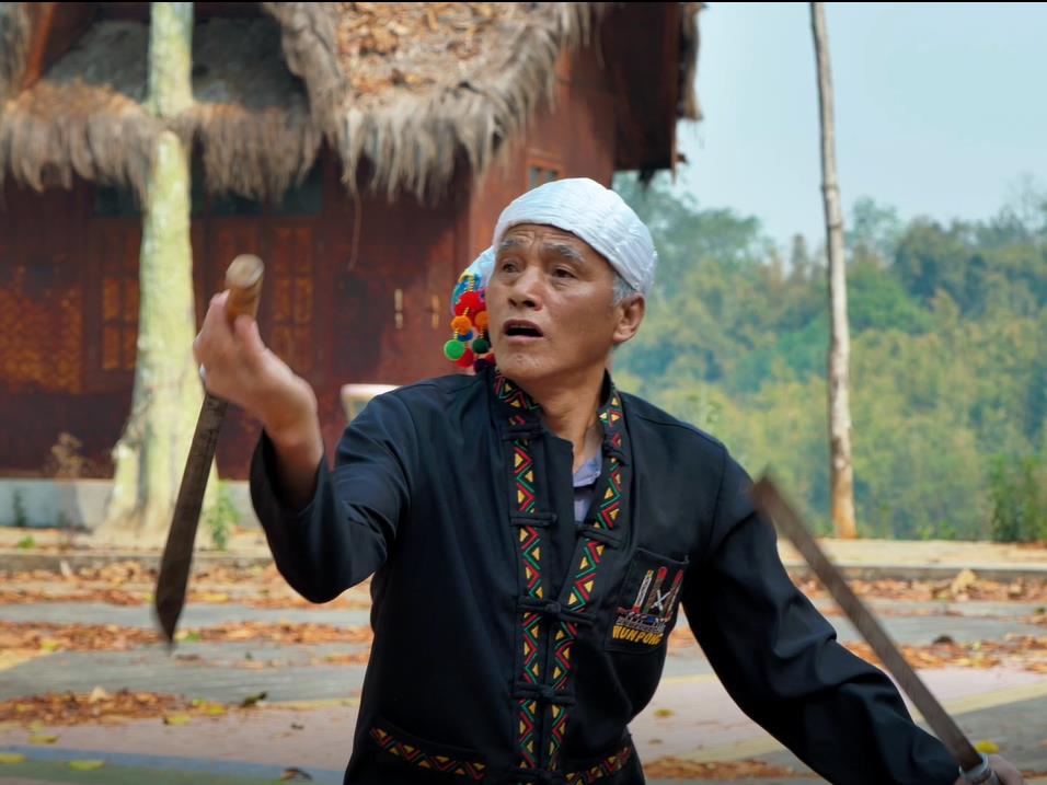 看景颇族男子的刀术