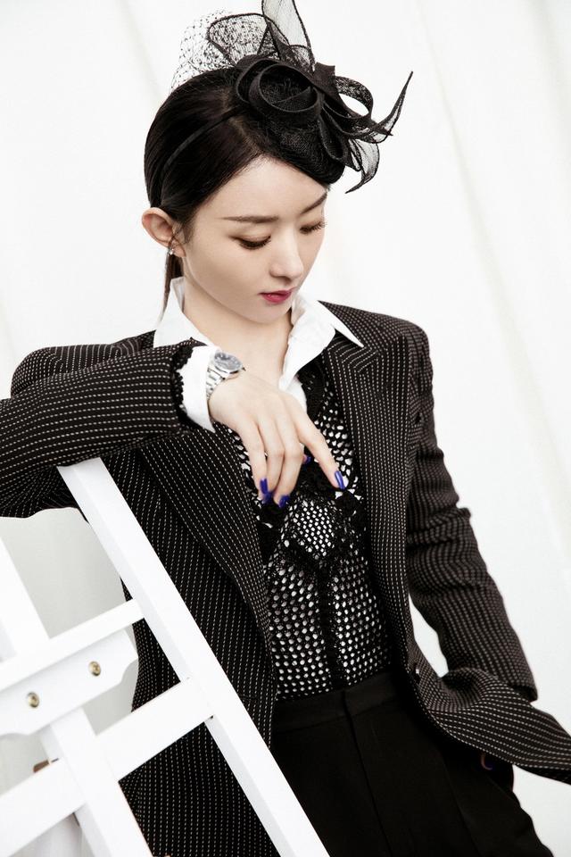赵丽颖西装配礼帽,优雅不减可盐可甜