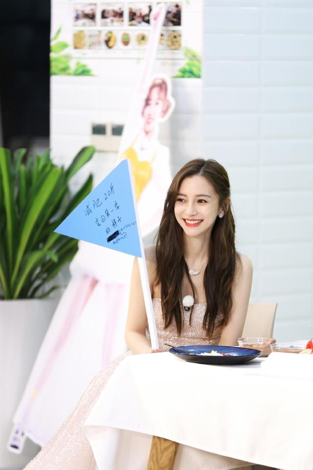 angelababy一袭水钻长裙录制《奔跑吧》卷发披肩笑得好甜