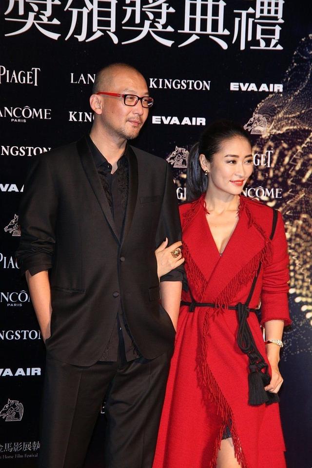 梁静难得惊艳,一身中国红流苏裙配马尾,与190老公身高差超有爱