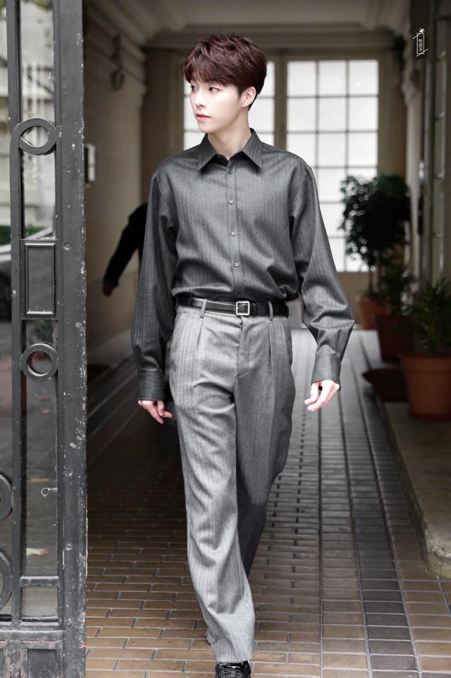 陈立农是什么宝藏男孩,格纹西装复古小绅士,红袜子