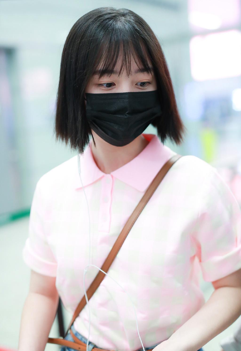 邓恩熙好俏皮,穿粉色polo衫配1万6的印花包,少女感十足