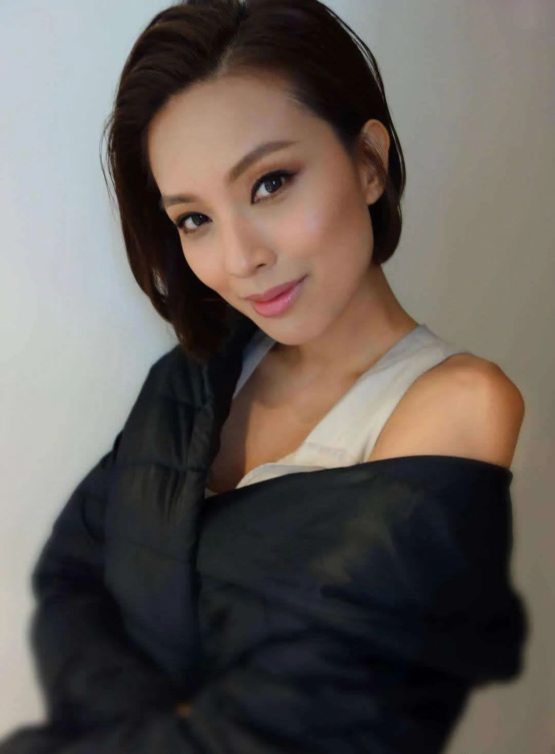 前tvb艺人曾出轨女友而身败名裂,终身不娶,如今获得双硕士艺人