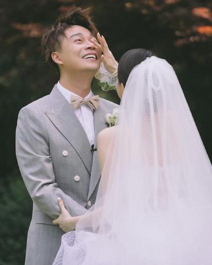浙江台主持人沈涛婚礼现场曝光!妻子首露真容,颜值不输王牌女郎