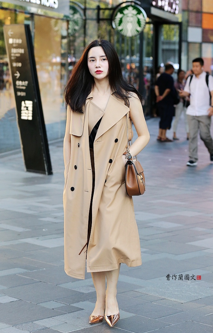 街拍:一件无袖风衣,让美女气质不俗