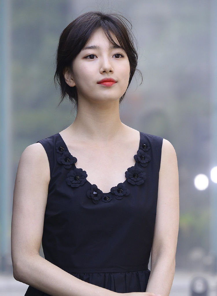 26岁裴秀智真大胆,拿块丝巾当抹胸穿,配黑色开叉皮裙更迷人了