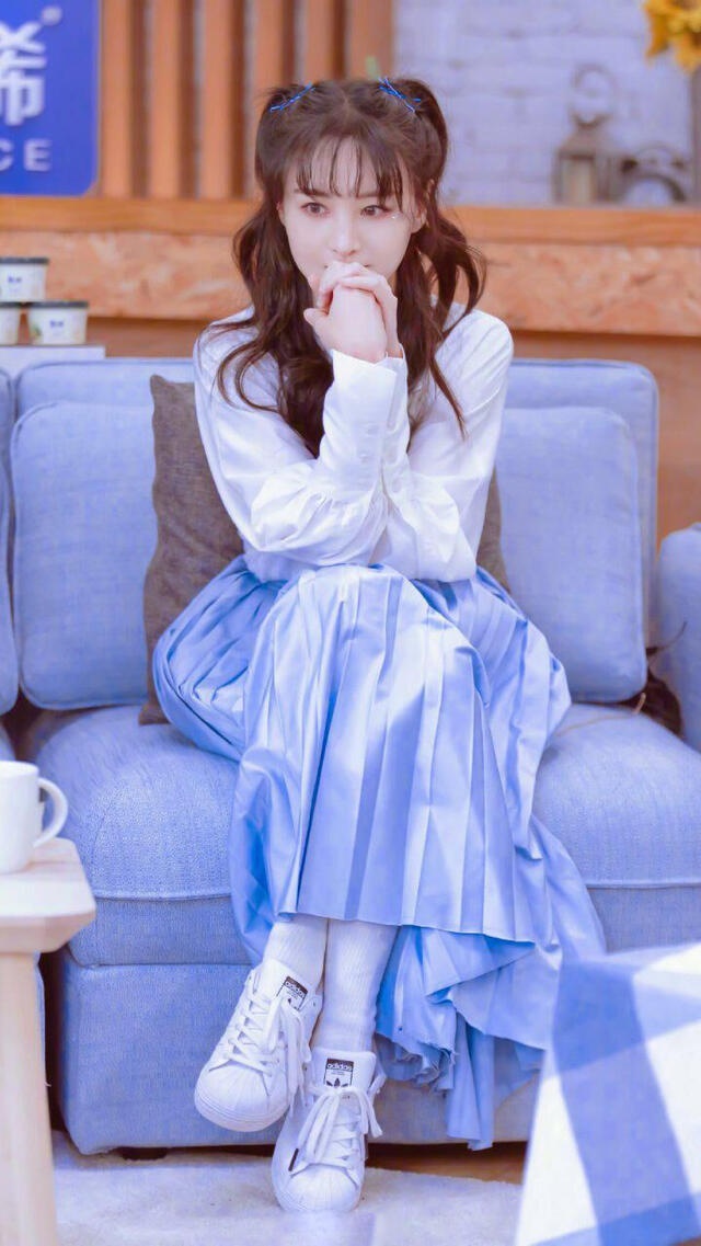 郑爽扎双马尾录制节目,花式发卡尽显小聪明,双手捧脸少女感十足