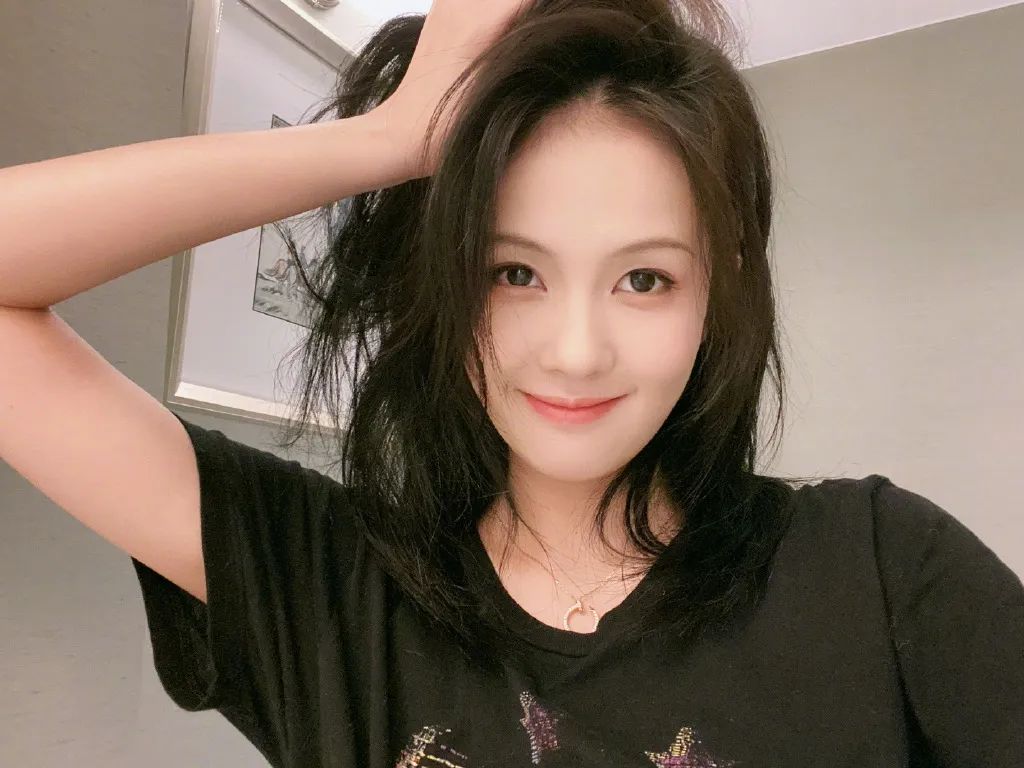 同样网红出道,有人转直播有人拍网剧,而她资源逆天冲一线