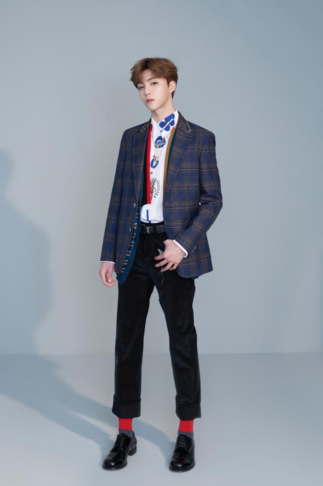 陈立农是什么宝藏男孩格纹西装复古小绅士红袜子穿出高定范