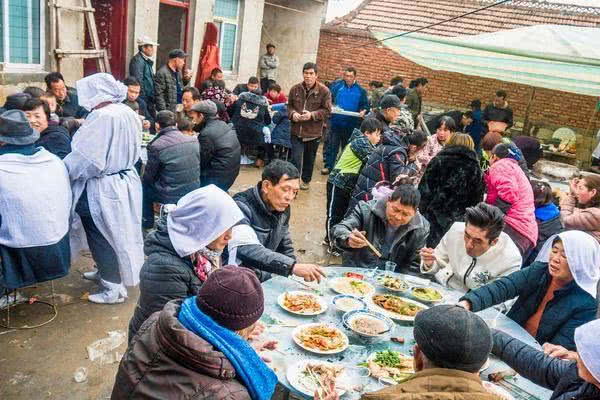 农村老人办丧事4个儿各自收礼是因为穷吗