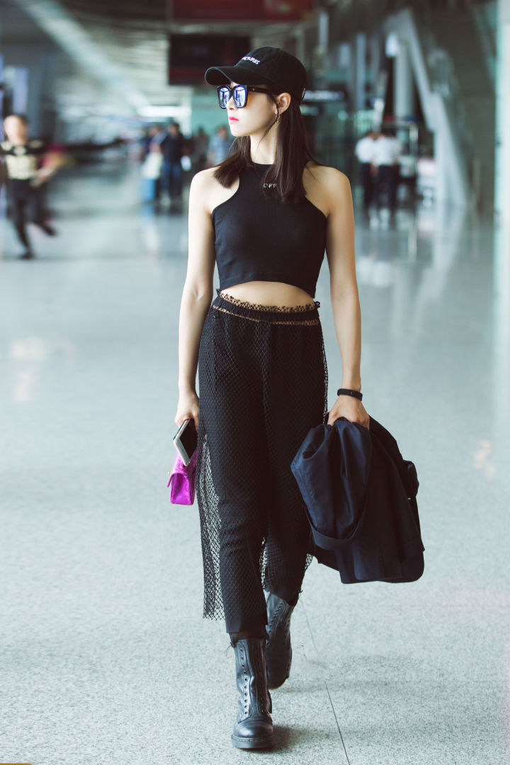 又到了露小蛮腰的季节,来看看爱豆们的夏日露腰穿搭,性感又时髦